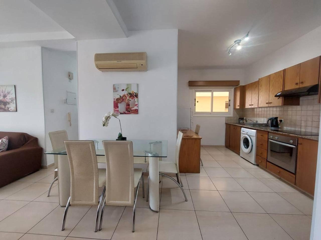 Sunny 2 Bedroom Larnaca Center Buitenkant foto